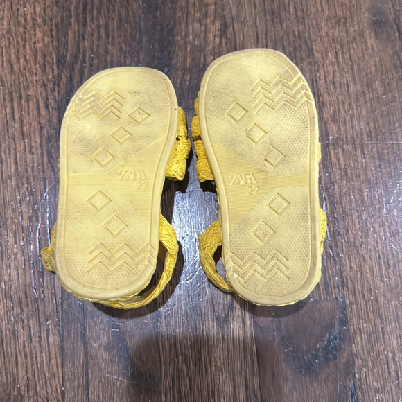 Zara toddler/baby girls size 22 us size 6 yellow summer sandals barely worn - Picture 3 of 3